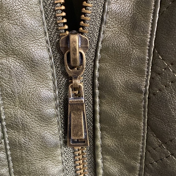 J2  Women's olive green faux leather bomber jacket w/ quilted pattern. Size M - Picture 5 of 12